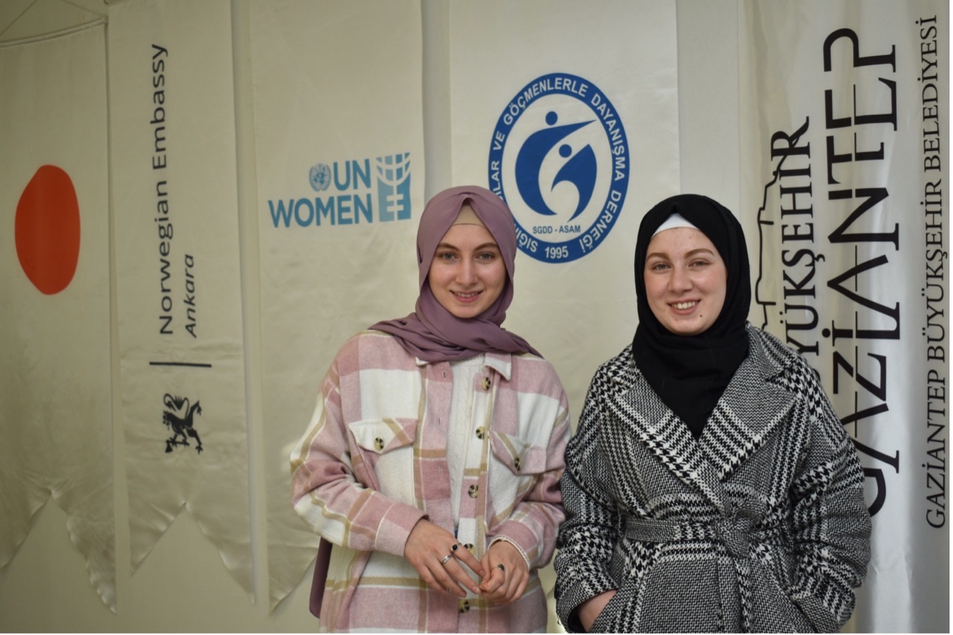 Suriyeli kız kardeşler Türkiye'deki genç mültecilerin yükseköğretim görmesi için öncülük ediyor