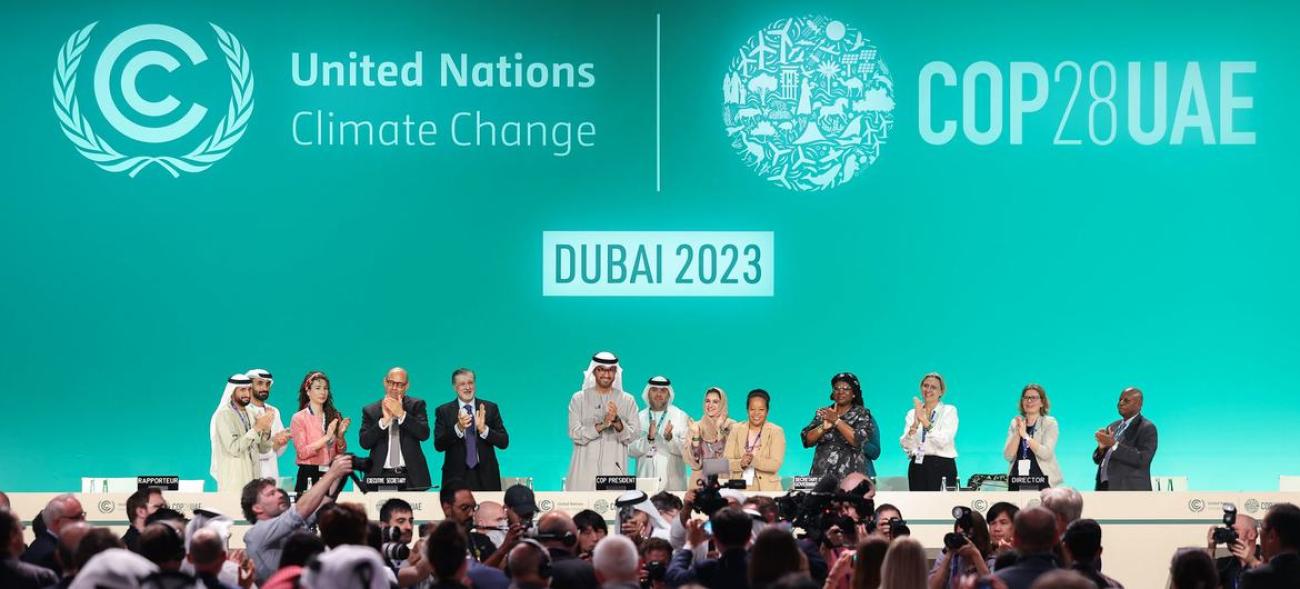 COP28 Başkanı Sultan Al Jaber (ortada), BM iklim şefi Simon Stiell (soldan dördüncü) ve diğer katılımcılar, Birleşik Arap Emirlikleri'nin Dubai kentindeki Expo City'de düzenlenen BM İklim Değişikliği Konferansı COP28'in Kapanış Genel Kurulu sırasında sahnede.
