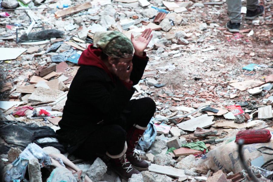 A woman is crying on the rubbles in Hatay