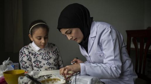 After fleeing Aleppo in 2013, Sidra’s dream of studying dentistry became a reality thanks to her own determination and Turkey’s support for refugee higher education.