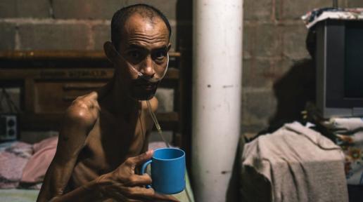 Kolombiya’da bir verem hastası evde istirahat ediyor.